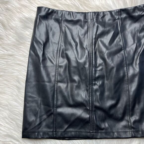 Altar'd state Faux Leather Mini Skirt Black Size Large - Picture 2 of 3